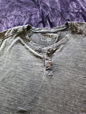 Buckle Black Men's Short-Sleeve Henley in Charcoal Gray